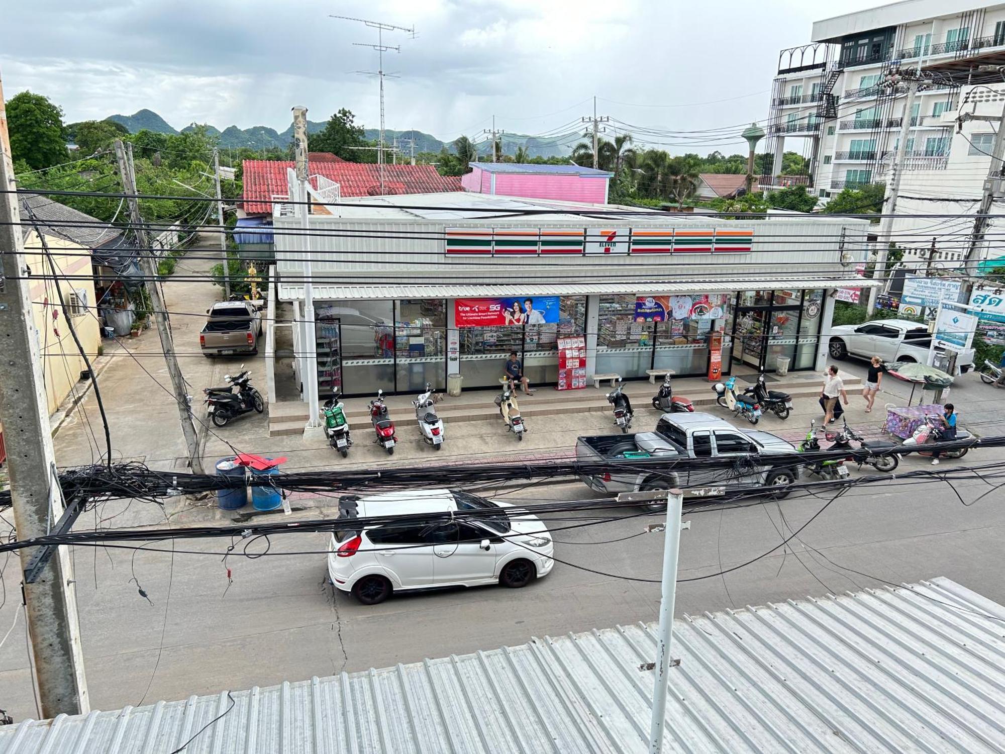 Noot'S Bar And Guesthouse Kanchanaburi City Exterior photo