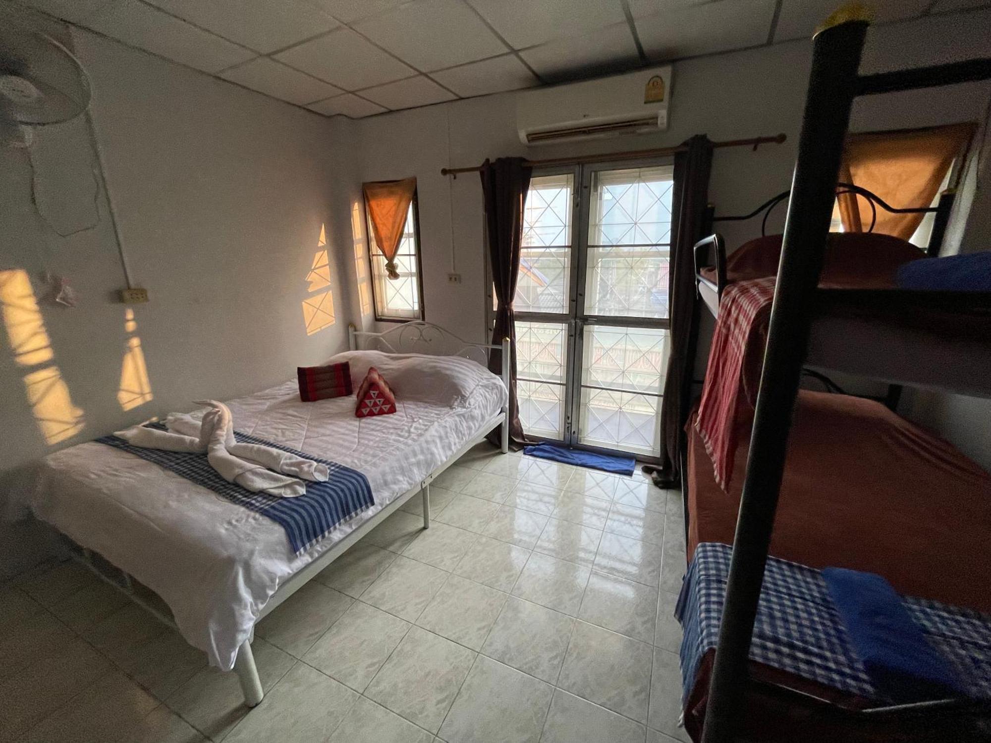Noot'S Bar And Guesthouse Kanchanaburi City Exterior photo